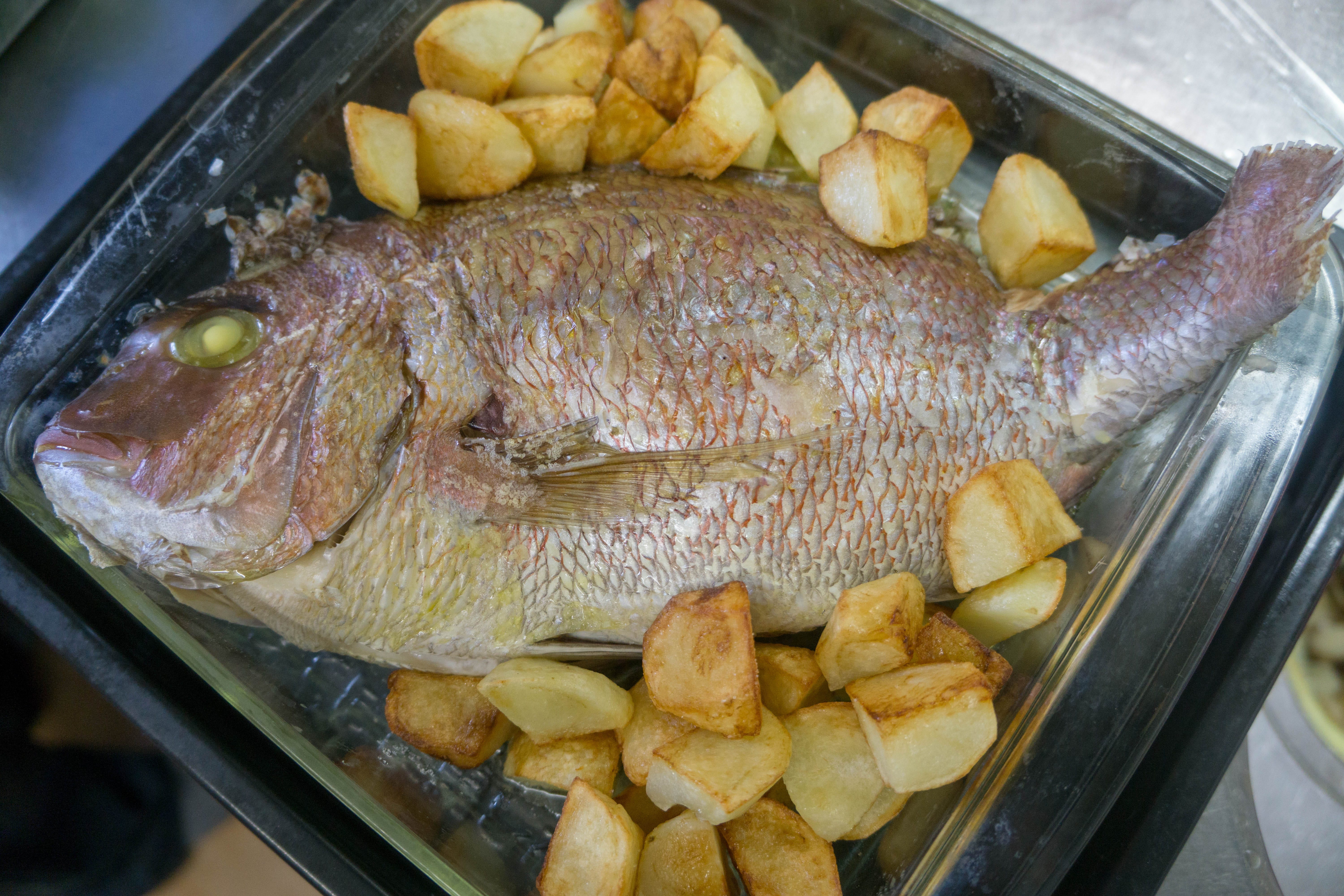 鯛を丸ごとanovaで低温調理する クリスマスに鶏肉を食べる習慣はないので 注 次のエントリでこの発言は覆されます By Daisuke Maki Makisanch Medium