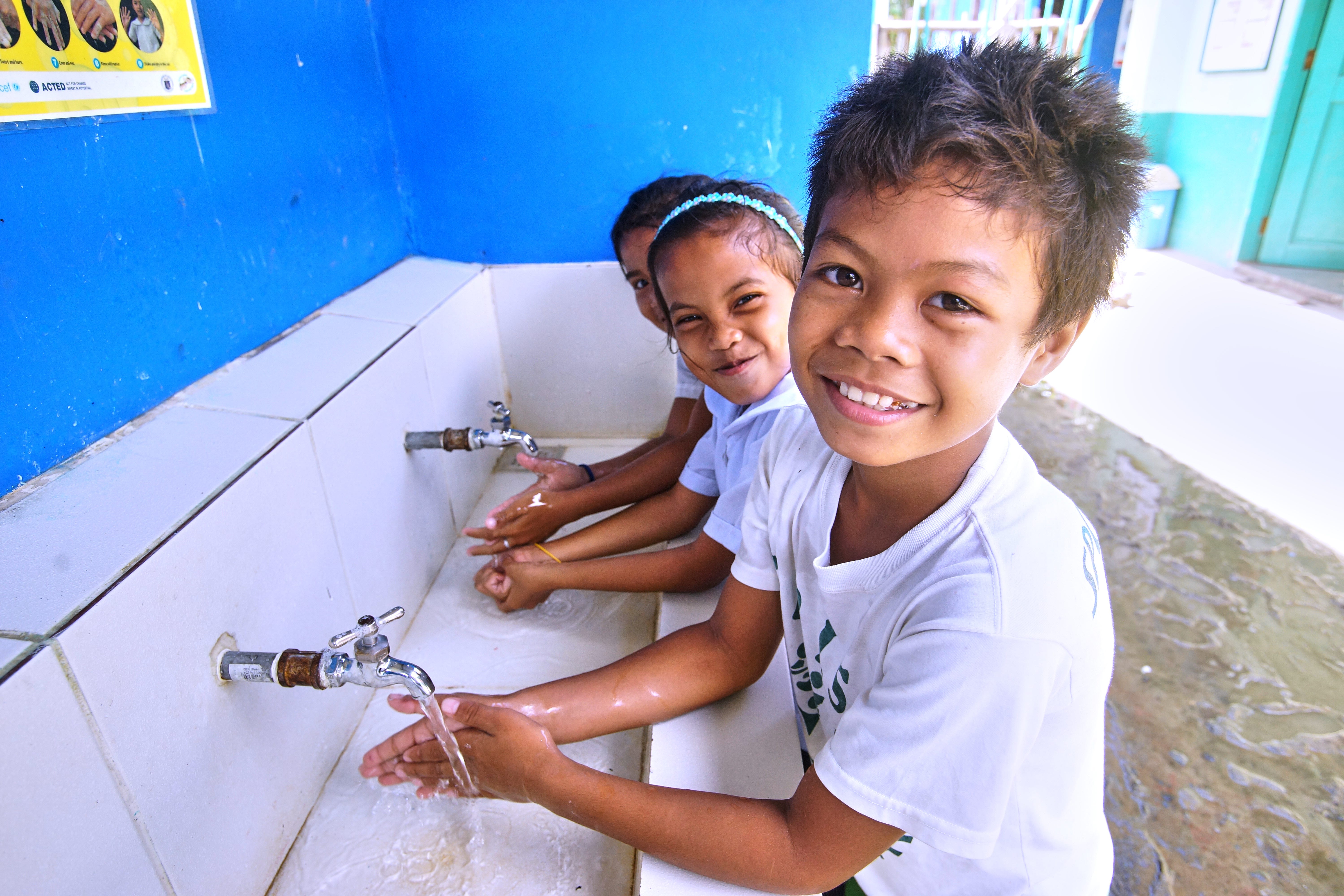 Solar pumps yield clean water for schoolchildren in Leyte, Philippines | by  UNICEF Philippines | Medium