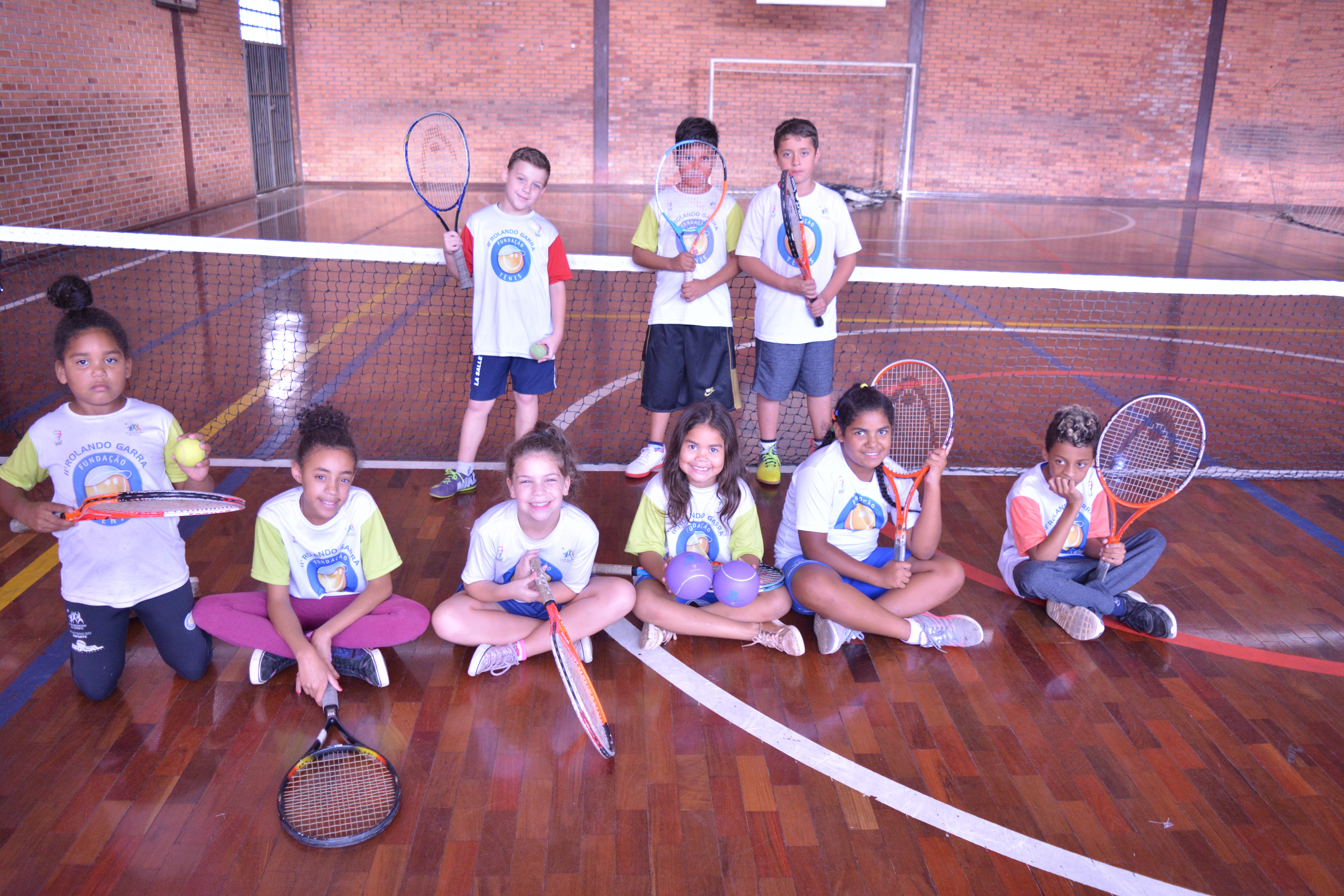 tênis infantil pé com pé