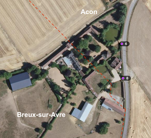 Photographie aérienne de frontière entre la commune de Breux-sur-Avre et Acon. Les adresses sont à l’extérieur de la commune.