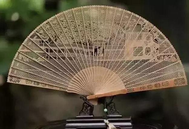 文化如扇 歷史如風 從各國珍稀寶扇看藝文風尚之流轉 扇 在過去與人溝通時 可被用作是一種密語暗號 也是儀式跟占卜時會使用到的道具之 By 林廷璋ryan Lin Medium