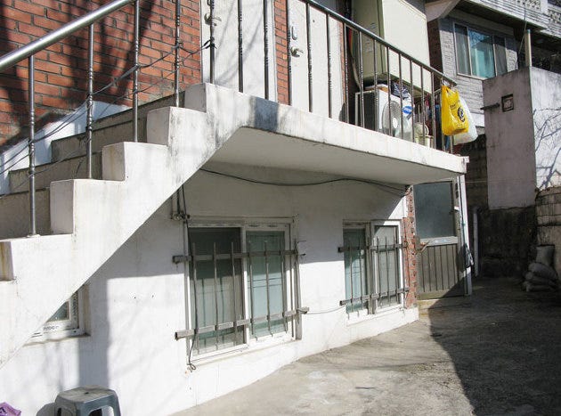 韓國租屋文化 陽光照不進的半地下屋 這套戲出現了韓國獨有的居住形態 半地下樓 By 國立成功大學都市計劃學系畢業成果展 韓國租屋文化 陽光照不進的半地下屋 這套戲出現了韓國獨有的居住形態 半地下樓 By 國立成功大學都市計劃學系畢業成果展