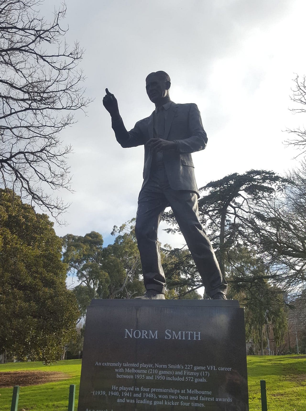 Ranking All Of The Statues Around The MCG By How Thicc They Are by