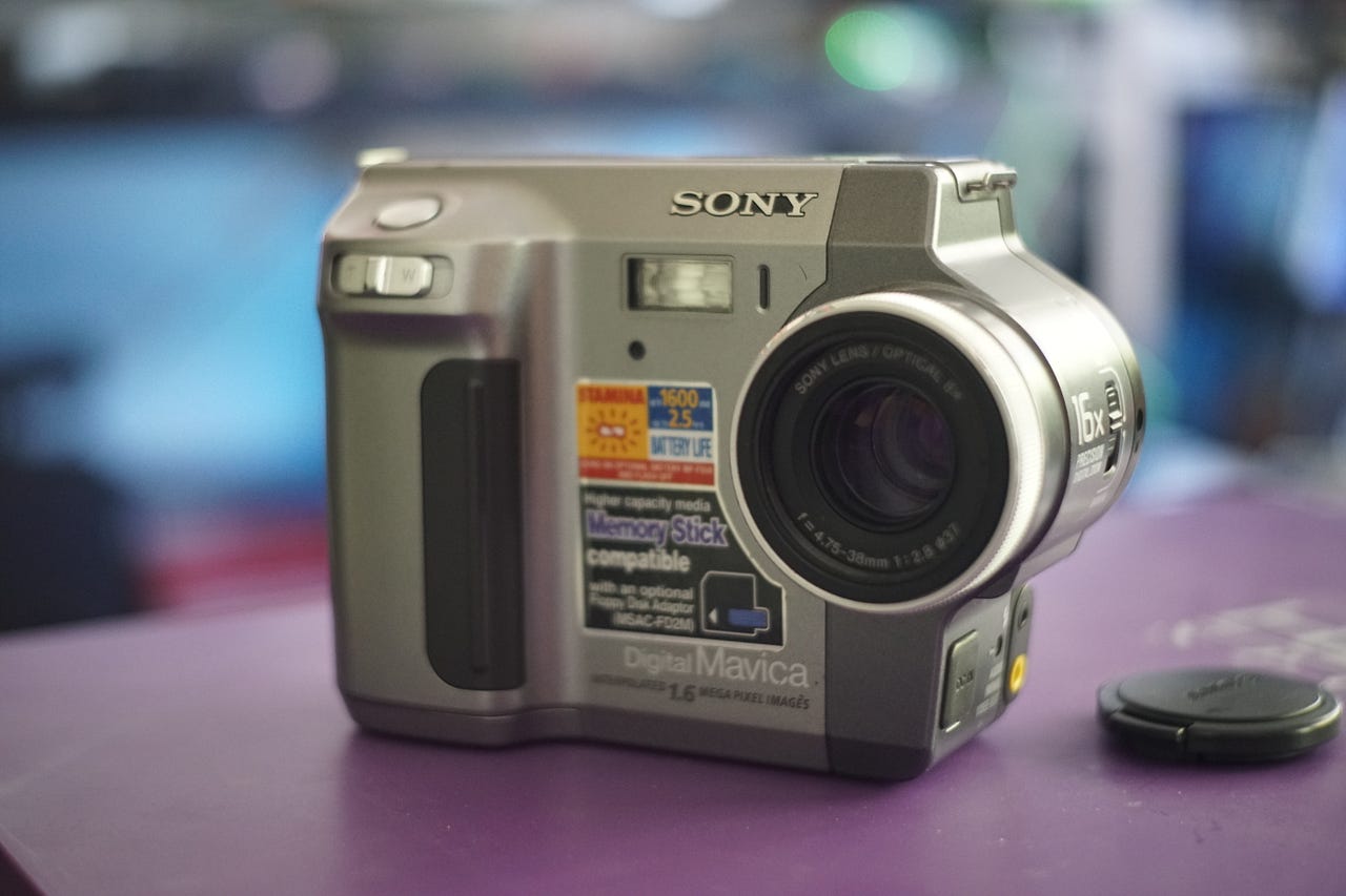 Sony’s Floppy Disc Digital Camera — The Sony Mavica by Leftover