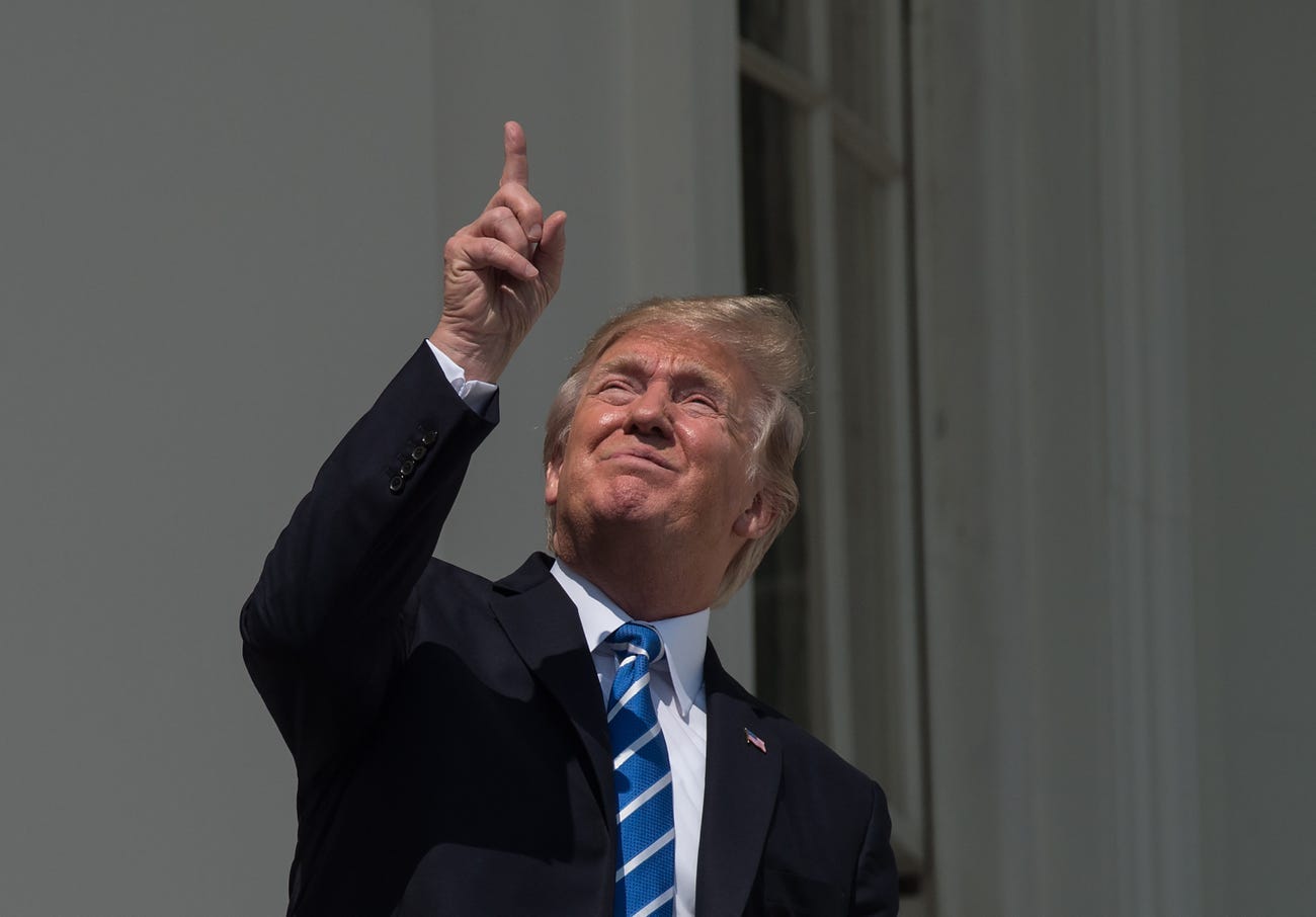 10 Foto tak terlupakan kepresidenan Trump