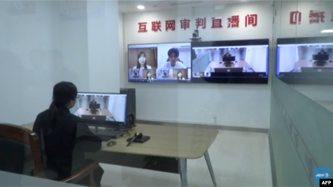 Ciudadanos participando en una audiencia de la Corte de Internet de Hangzhou.