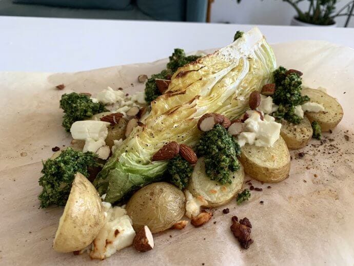 Recept — Spitskool uit de oven, met aardappelen, feta, pesto & noten