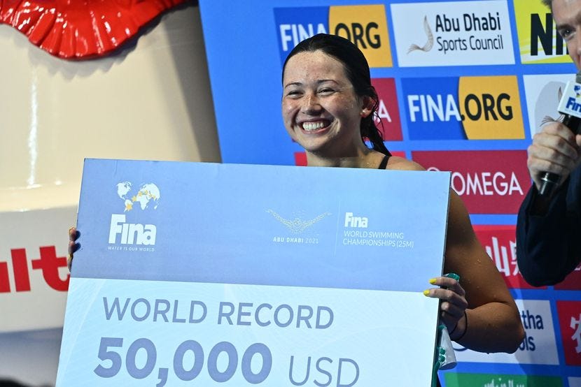 A nadadora Siobhán Haughey com o seu cheque de 50 mil dólares pelo recorde mundial batido no Mundial de Piscina Curta da natação.