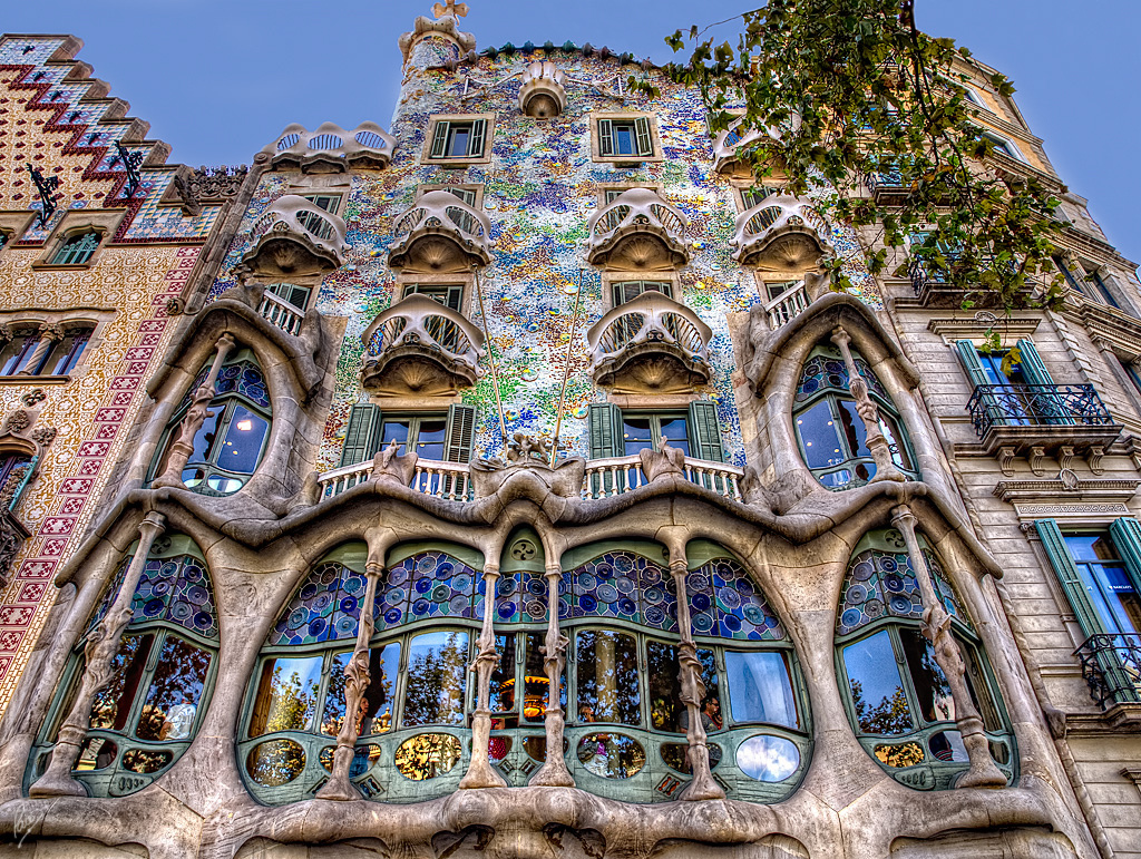 antoni gaudi mosaics buildings