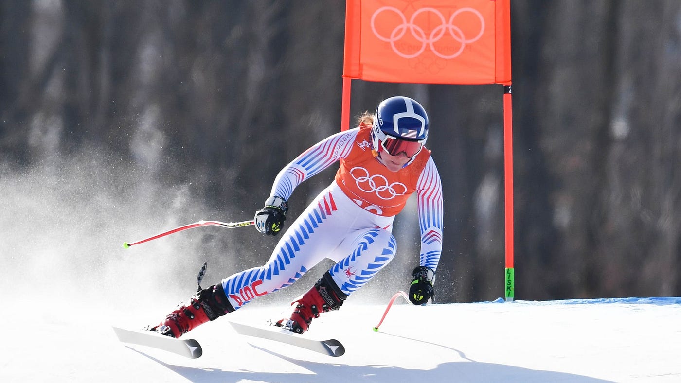 Uma competidora dos Estados Unidos disputando uma prova de esqui alpino.