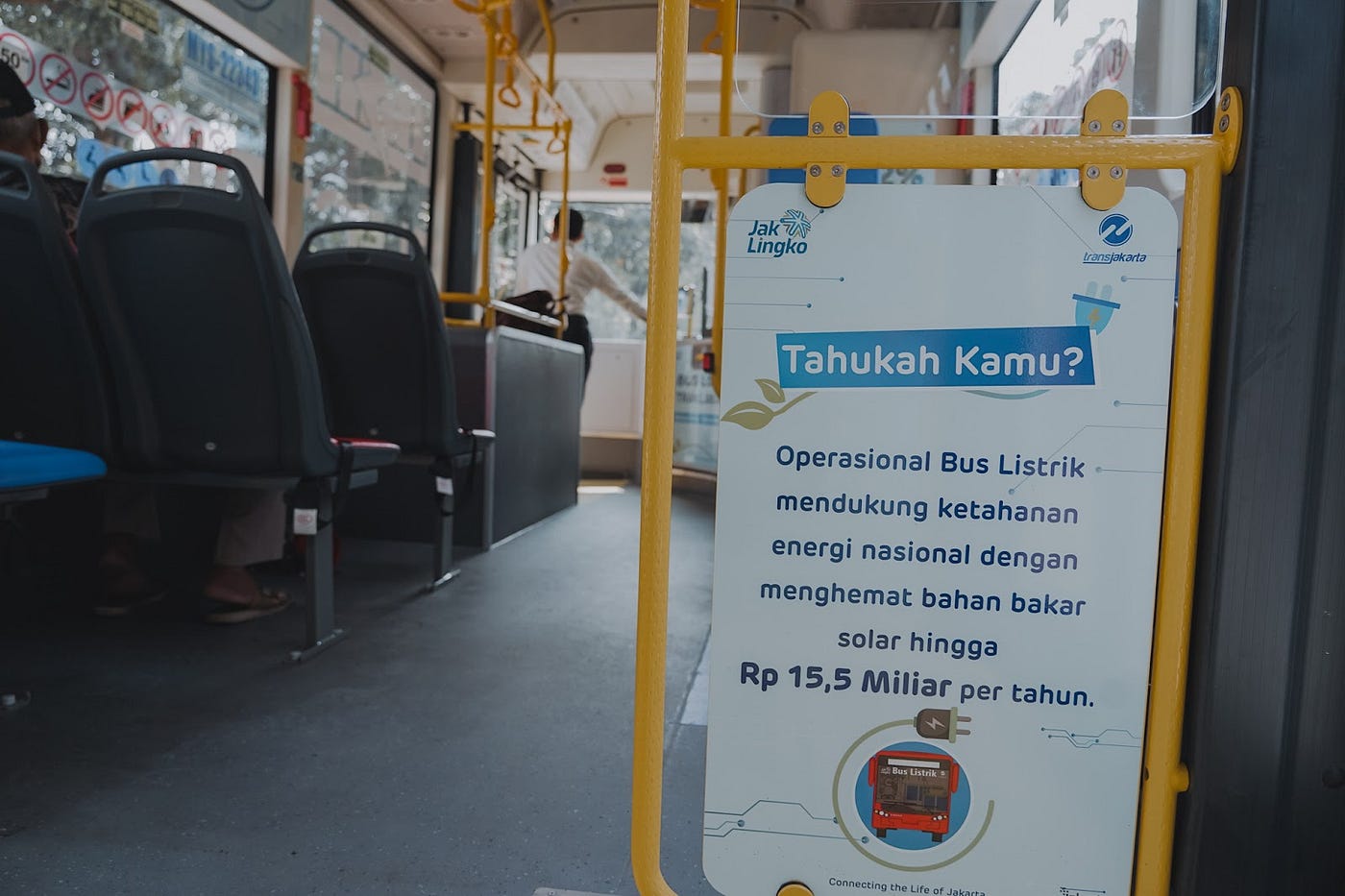 Interior/bagian dalam bus listrik Metrotrans yang dioperasikan Transjakarta