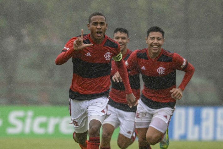 Jogadores do Flamengo comemorando um dos gols na vitória contra o Palmeiras pela Copa do Brasil sub-17 