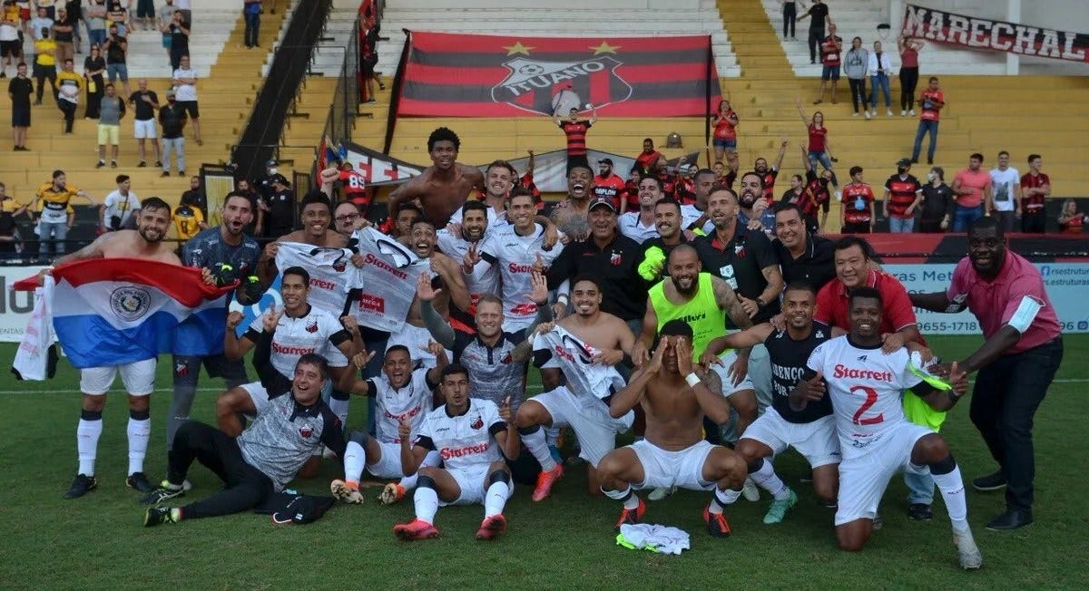 Jogadores e comissão técnica do Ituano comemorando o acesso para a Série B depois de suas vitórias no Brasileirão Série C. (Foto: Caio Marcelo / Ituano FC)