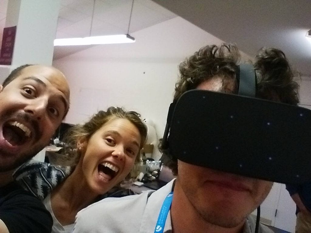 Con un casco de realidad virtual, en el laboratorio de tecnología de Singularity. Detrás están Francesco, ingeniero aeroespacial italiano, y Sarah, emprendedora de Israel.