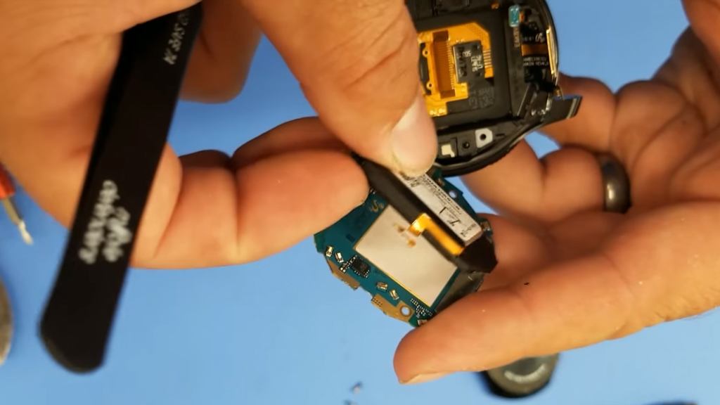 Сложно ли самому заменить аккумулятор в Samsung Gear S3 Classic? by