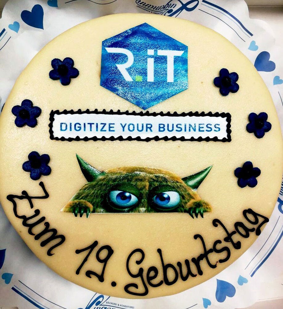 In der vergangenen Woche hatten wir allen Grund zu feiern: R.iT hatte einen (fast runden) Geburtstag. Das Unternehmen ist 19 Jahre alt geworden und wir haben es uns nicht nehmen lassen, dieses glorreiche Fest mit gleich ZWEI dicken Torte zu feiern – damit auch alle satt werden!