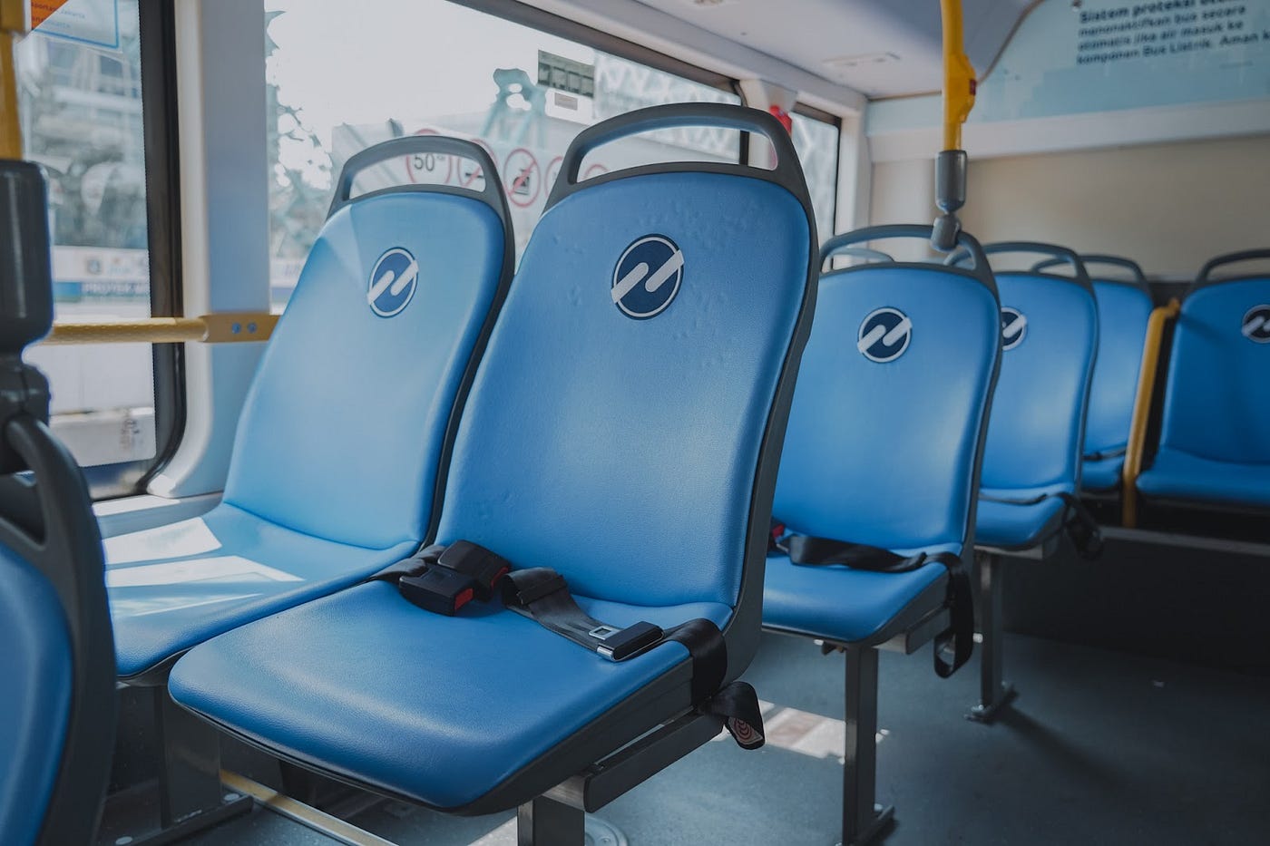 Interior/bagian dalam bus listrik Metrotrans yang dioperasikan Transjakarta