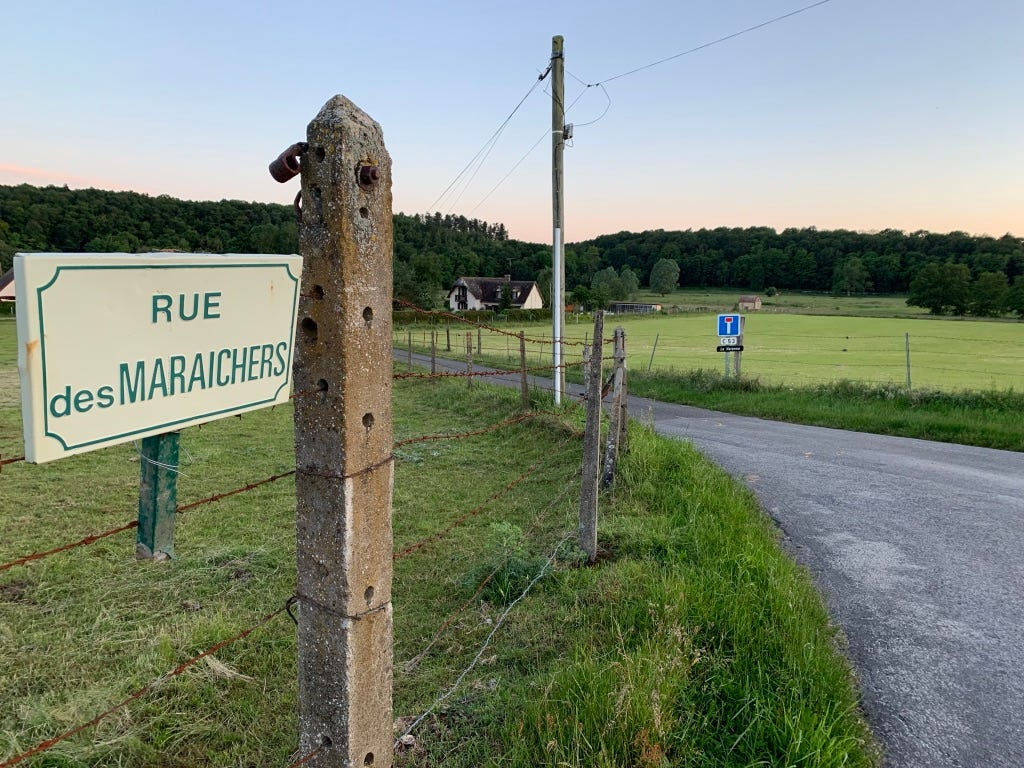 Photographie des panneaux de circulation au croisement de la “Rue des Maraichers” et “La Varenne”.