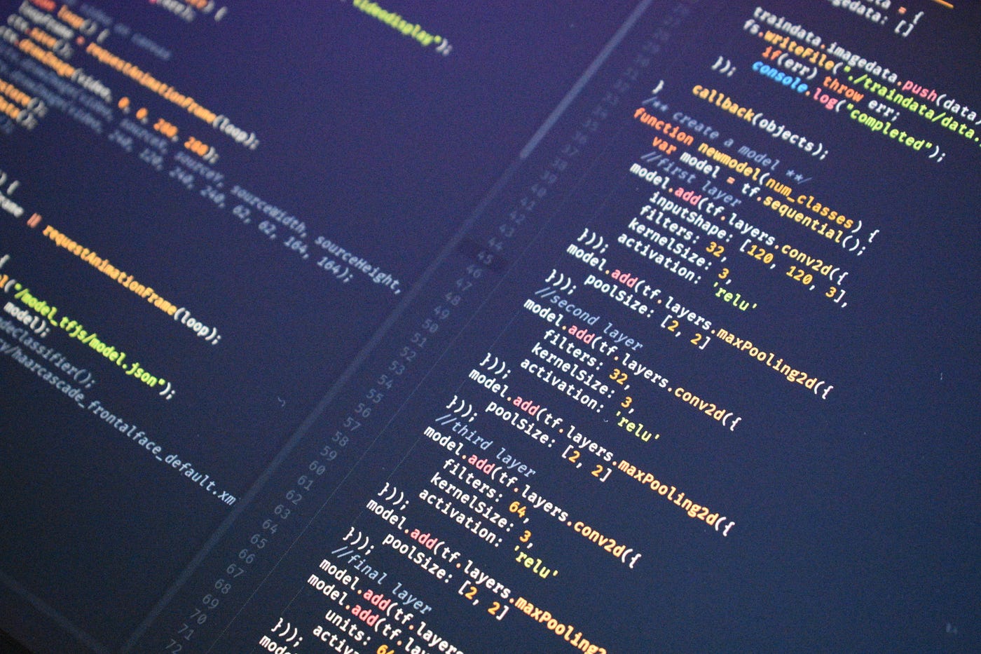 Écran d'ordinateur avec code