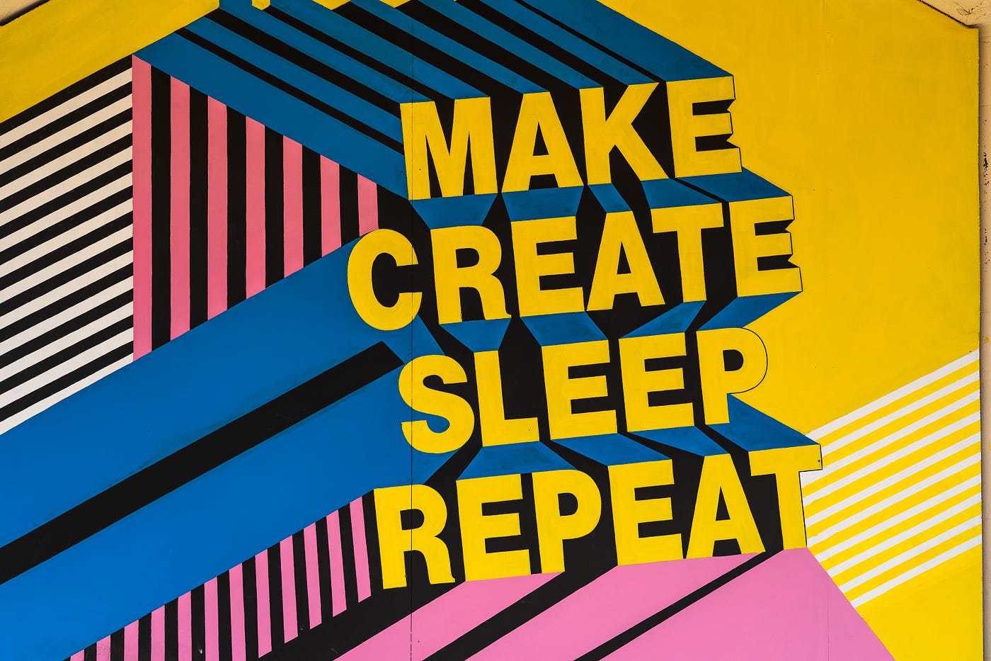 Mural colorido, com grafismos geométricos e escrito “Make. Create. Sleep. Repeat”