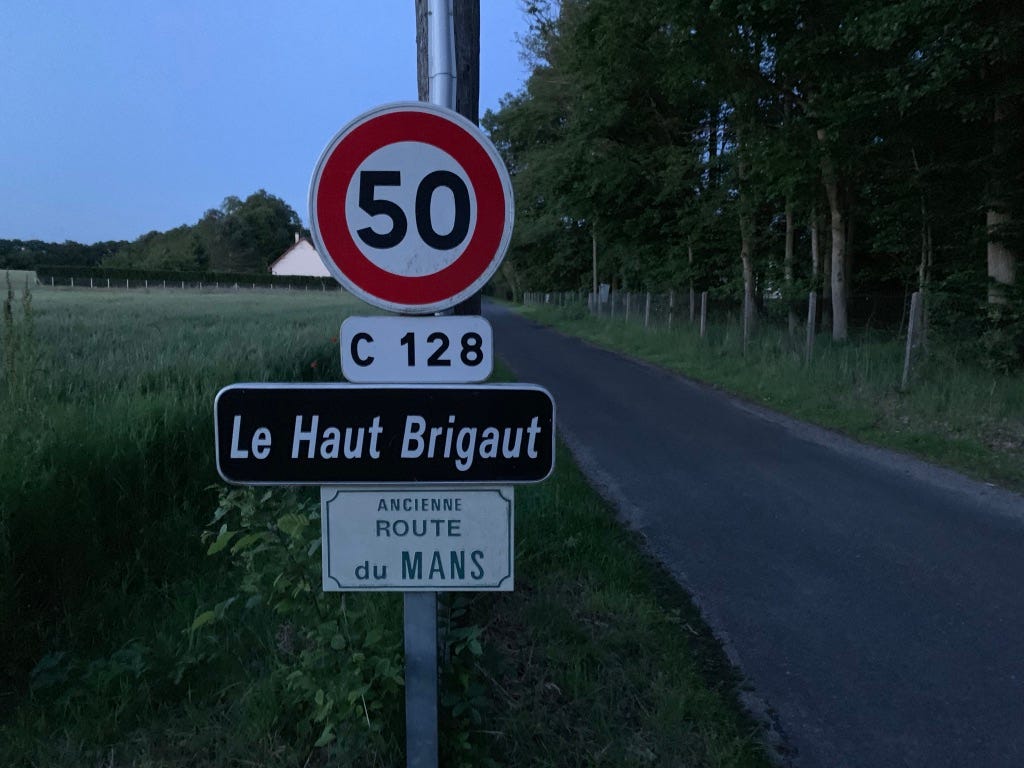 Photographie des panneaux de circulation du lieu-dit “Le Haut Brigaut” et la voie “Ancienne Route du Mans. La nuit tombe.