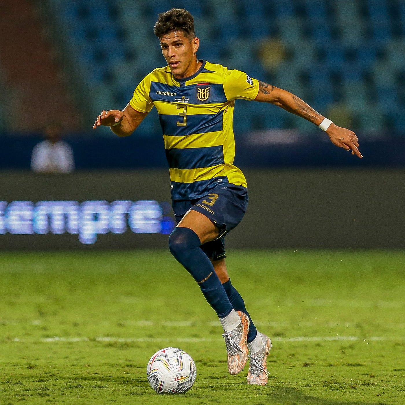 O talentoso zagueiro Piero Hincapié atuando pela Seleção Equatoriana.