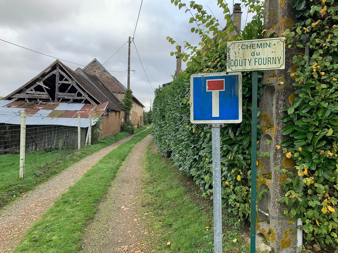 Photographie des panneaux de circulation indiquant une impasse et le nom de la voie “Chemin du Couty Fourny”