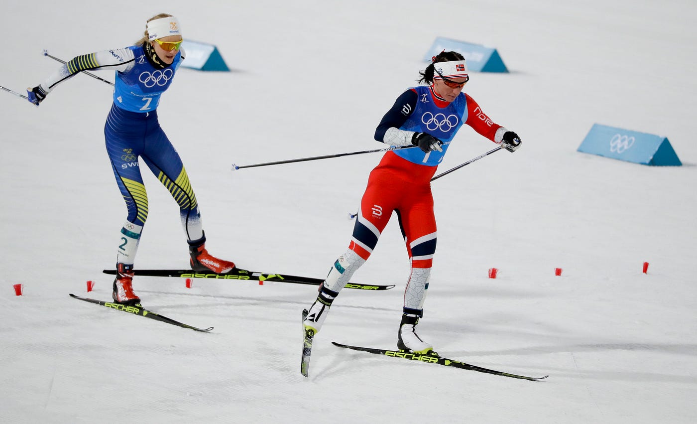 Atletas disputando uma prova de cross-country nas Olimpíadas de Inverno.