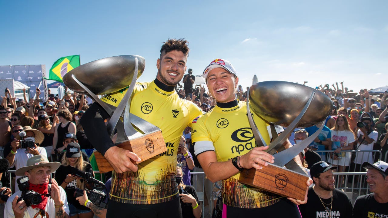 O brasileiro Gabriel Medina e a havaiana Carissa Moore festejando o título da WSL 2021 