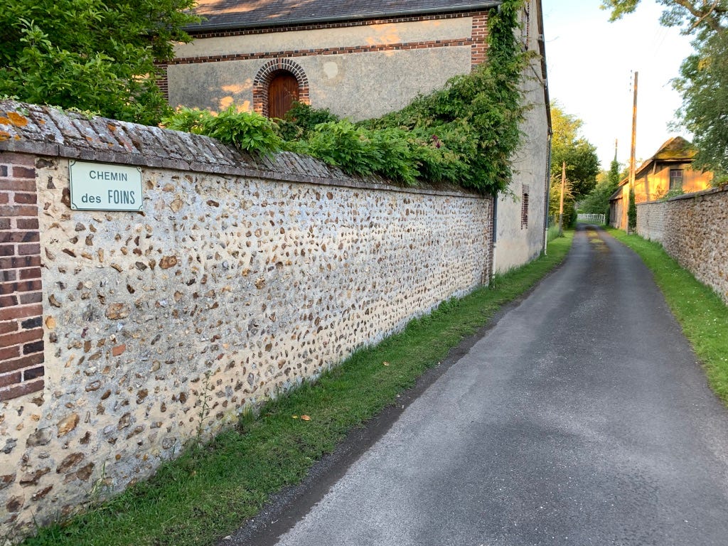 Photographie du panneau de circulation indiquant le nom de la voie “Chemin des Foins”