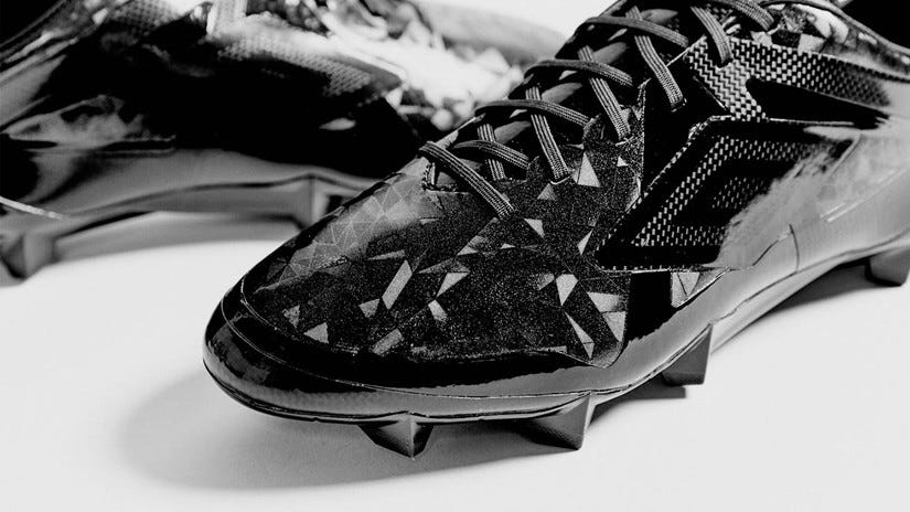 Por si los extrañabas, Umbro trae de regreso la tendencia de los chimpunes  negros | by FútbolFemenino.tv | FutbolFemenino | Medium
