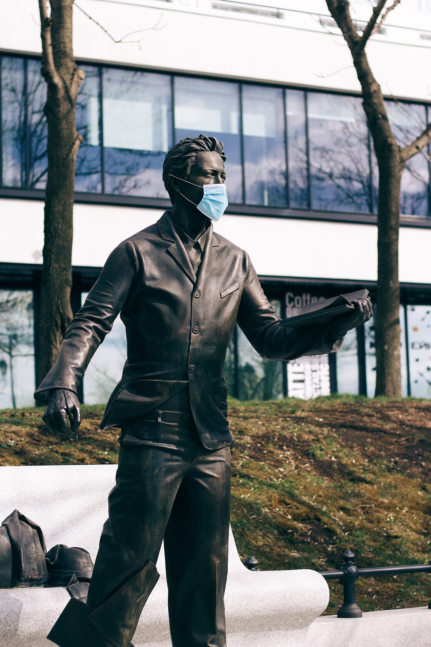 A statue wears a mask during the onset of the Covid pandemic in 2020