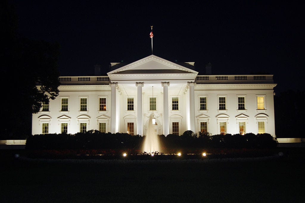 Whitehouse Rob Young from United Kingdom, The White House at night, 2011 , CC BY 2.0