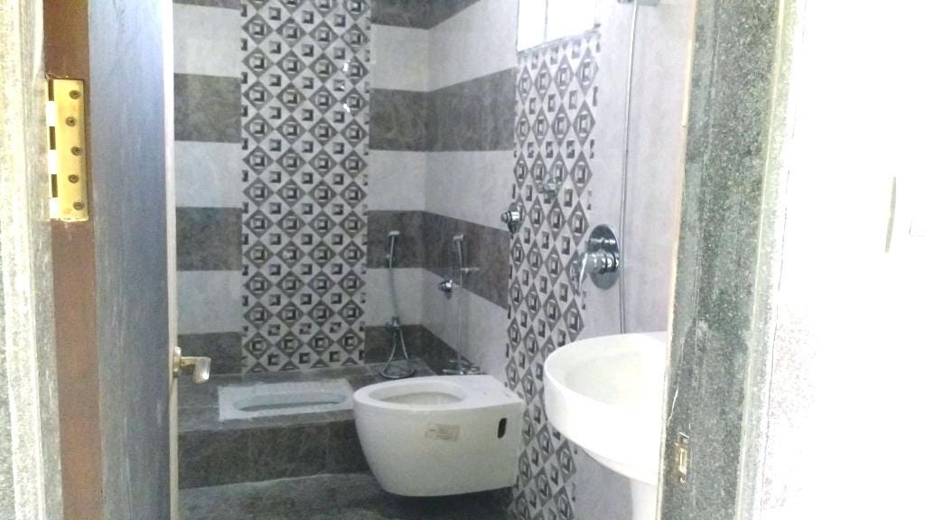 Simple Bathroom Tile Designs - Modern Simple Interior Of Bathroom Toilet And Sink Light Peach Tile On The Wall And Floor Stock Photo Alamy : If you lust over the kind of bathroom floor tile designs.