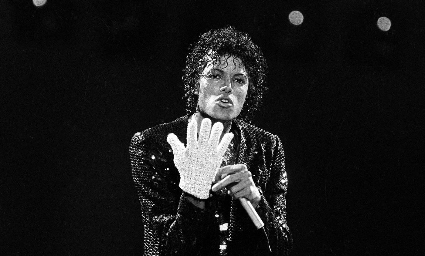 Por que Michael Jackson sempre usava uma luva? | by MJ Beats | MJ Beats |  Tudo sobre Michael Jackson
