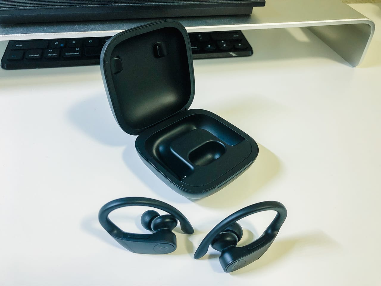how to connect my powerbeats to my laptop