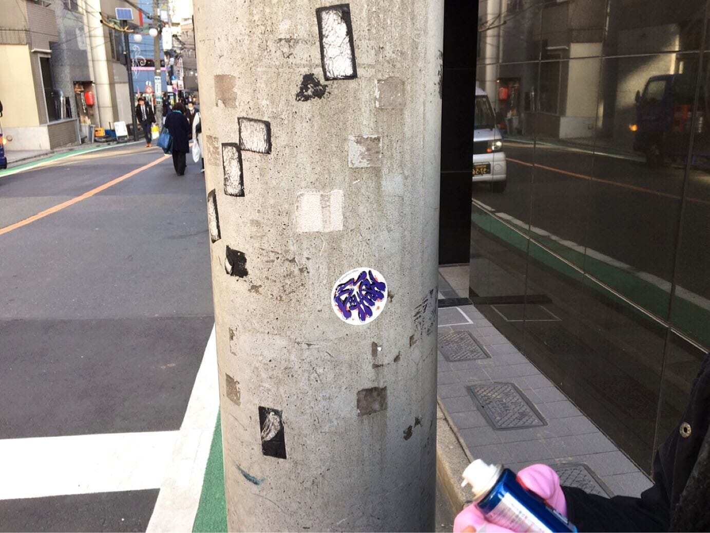 ステッカーの痕跡 賑やかな街を歩いていると 壁や電柱に乱雑に貼られたステッカーを目にする お互いの By 堤飛鳥 Exploring The Power Of Place Medium
