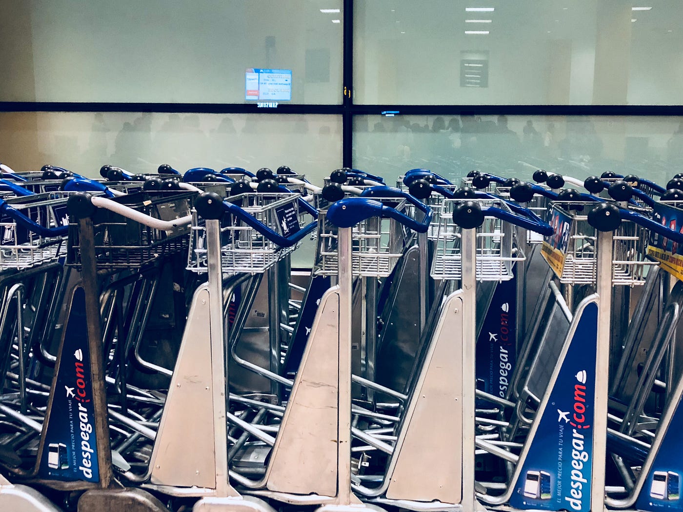 Quién inventó esto? – carritos de maletas del Aeropuerto Jorge Chávez  (Lima, Perú). | by Andres Urena | Medium