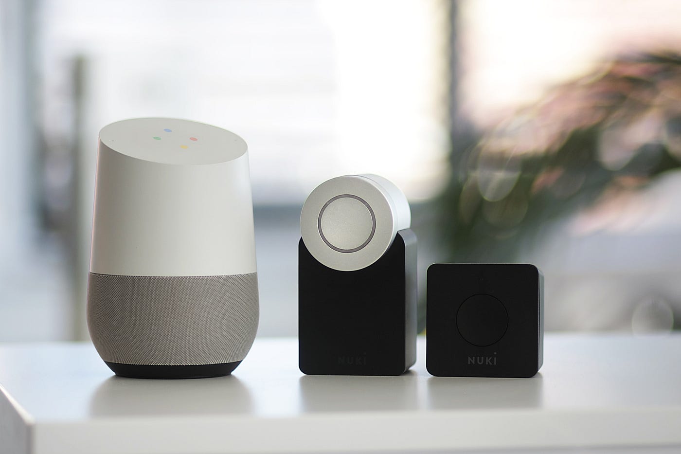 Das Smartlock der Nuki Home Solutions GmbH zusammen mit der Nuki Bridge und dem Google Home Sprachassistent (Smart Home)