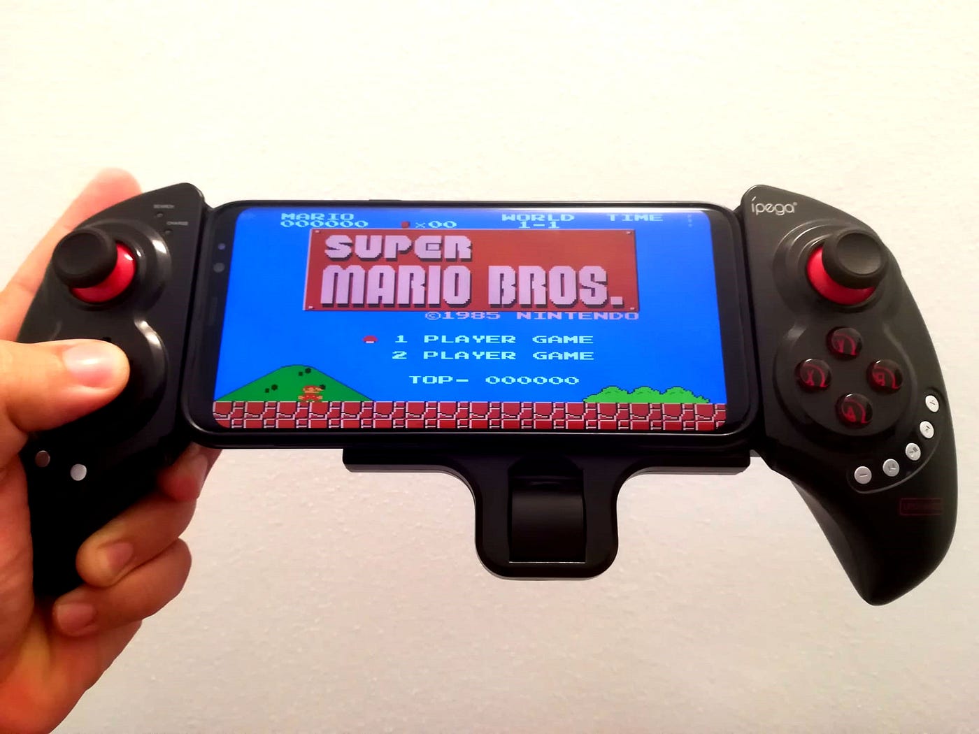 iPega gamepad and Samsung S8 plus playing Super Mario