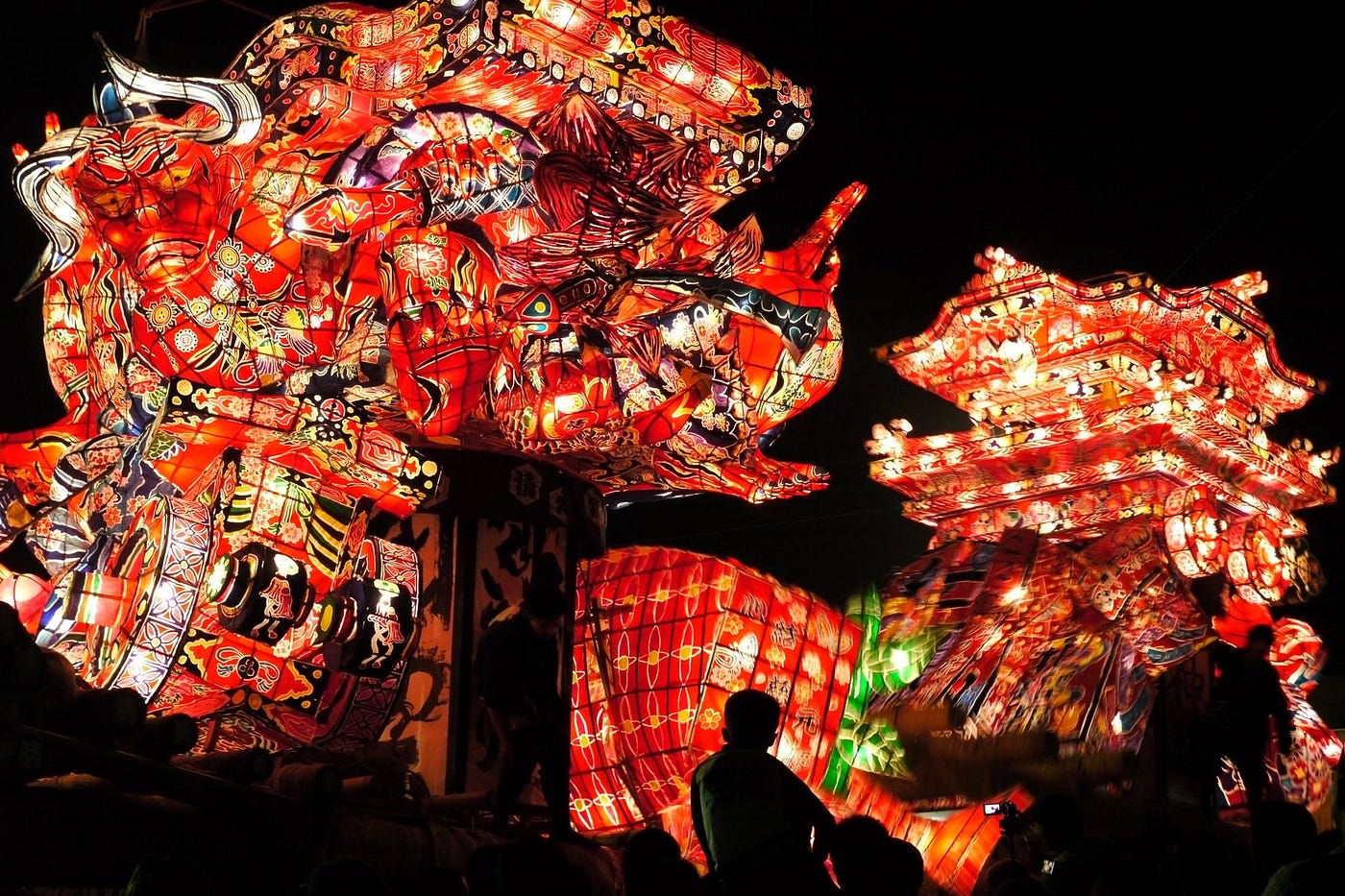 6月 以巨花燈向小提燈道謝 富山縣的津澤夜高行燈祭 是日日本 Medium