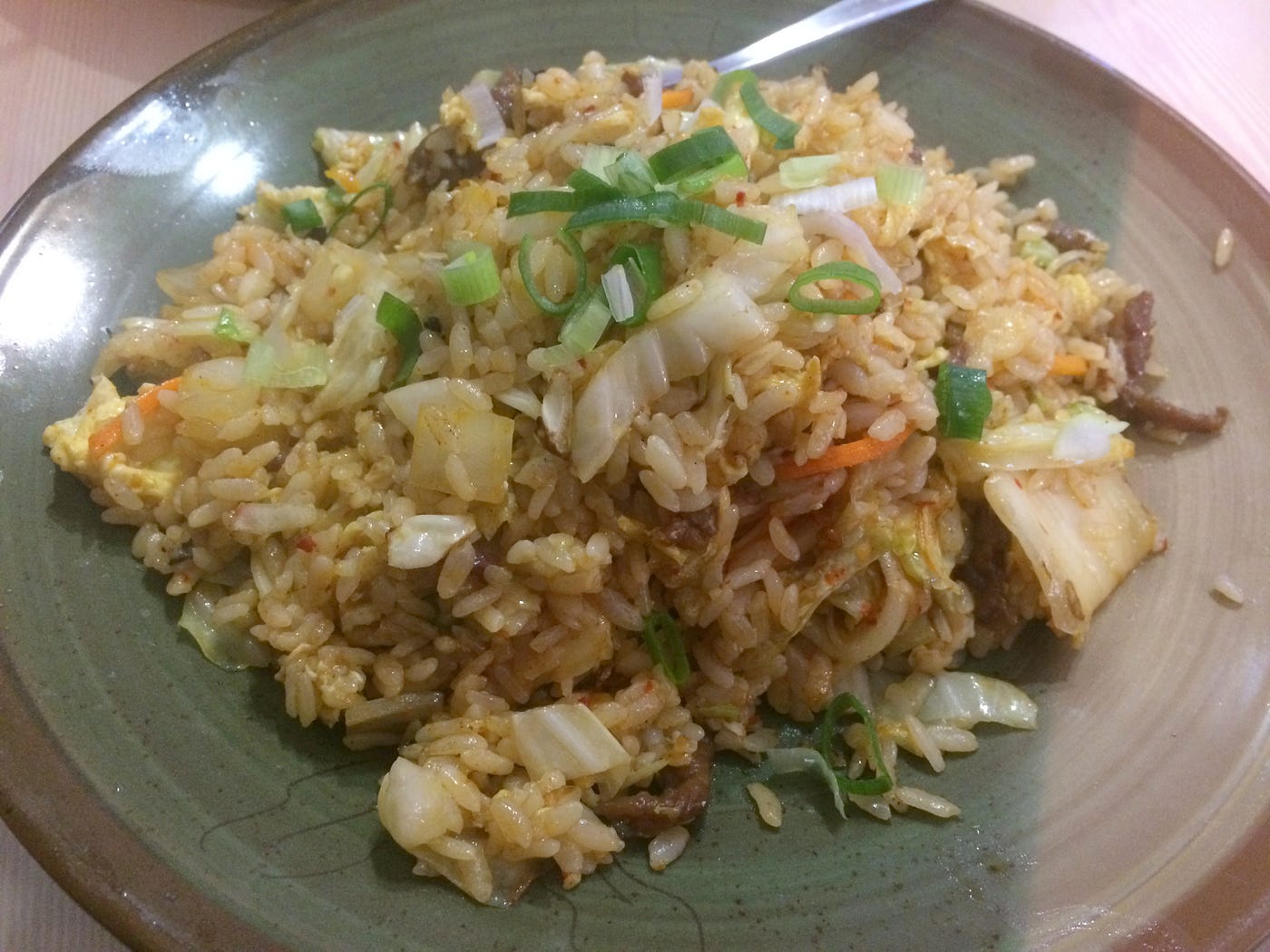 海賊食堂飯麵小館 手工香腸炒飯 泡菜牛肉炒飯 以前辦公地點在捷運公館站與台電大樓站之間 因此常常會在這一代尋覓食物 有時候會超 By 布雷克人生