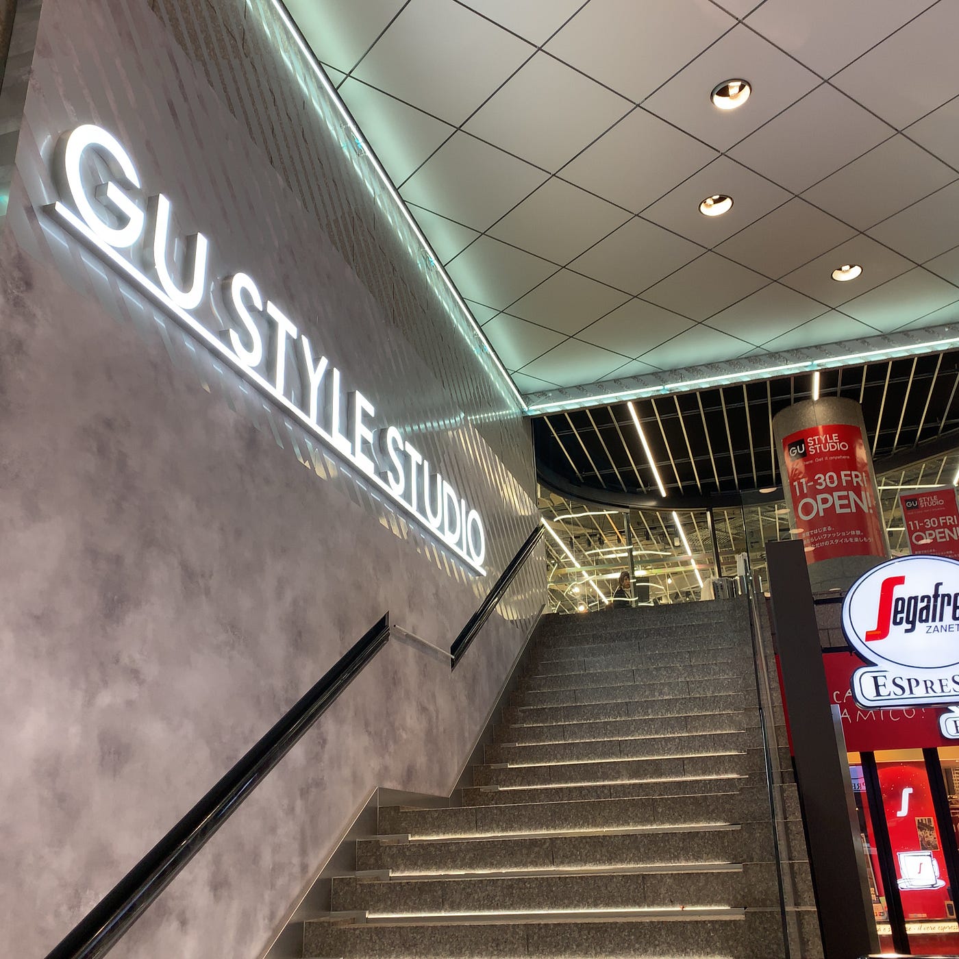 Gu Style Studio 原宿 11月30日に原宿駅近くにオープンしたguの実験店舗 By Wakuwaku Takashi Medium