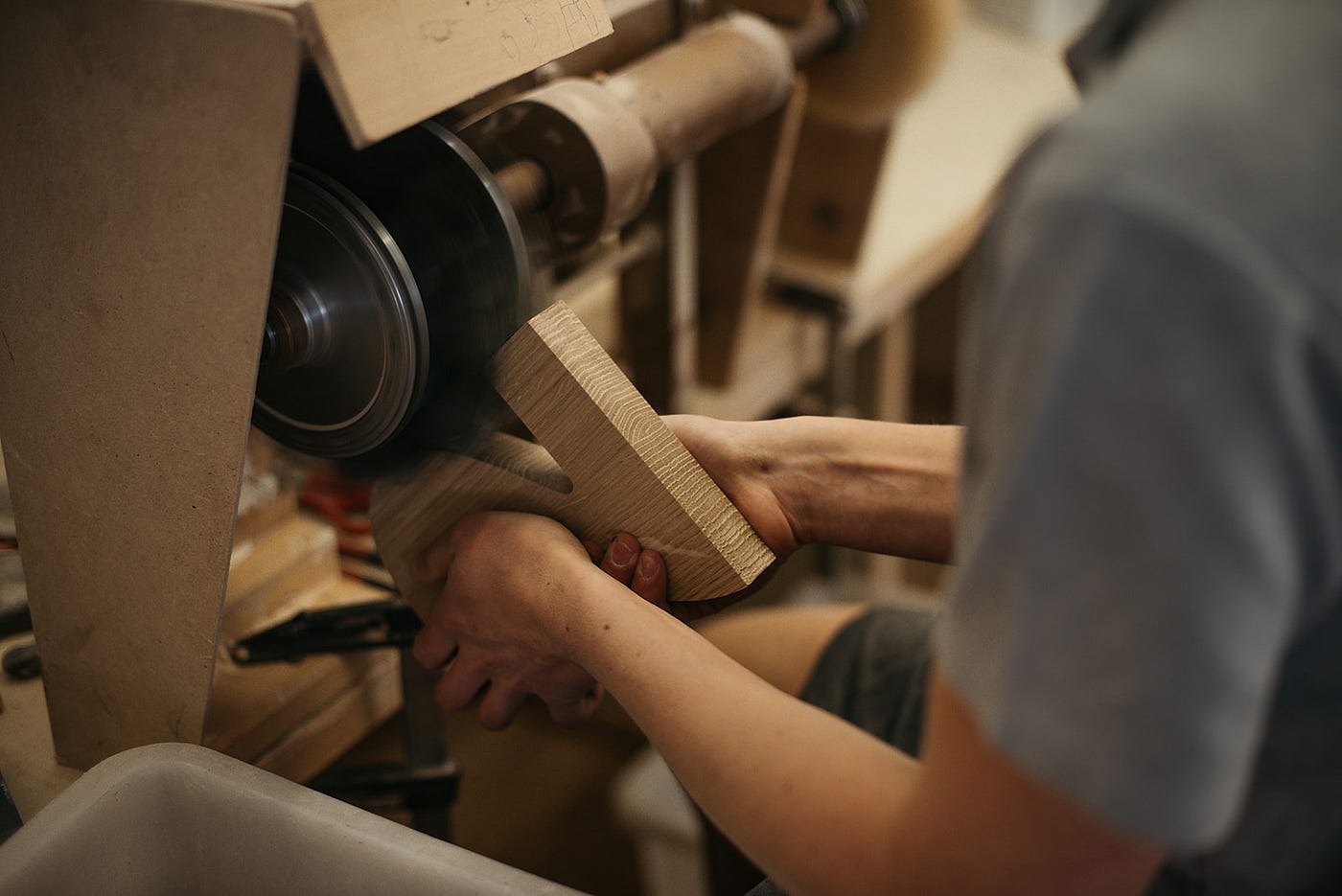 Mani-giovani-che-lavorano-il-legno-Servizio-di-Fotografia-aziendale-Alto-Adige-Patrizia-Corriero-The-Storycrafter