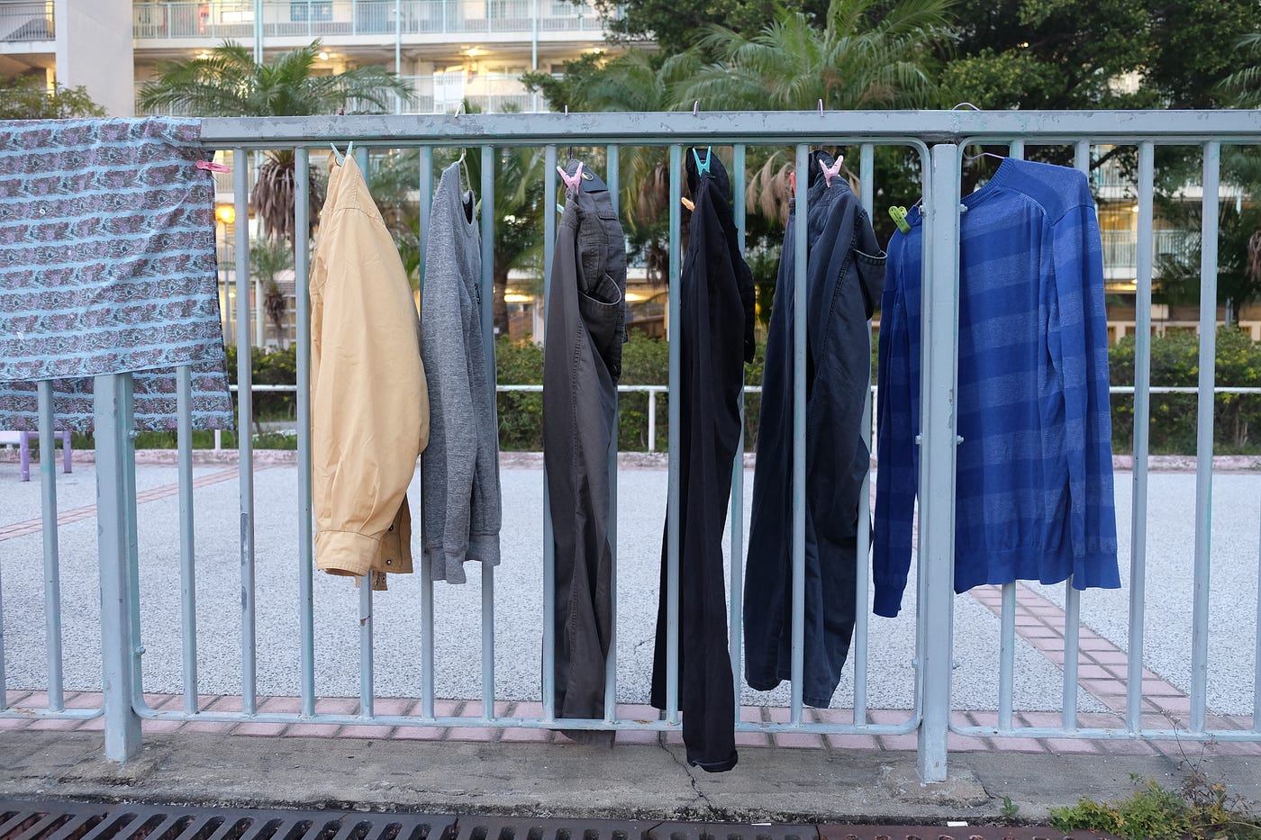 The buildings in Hong Kong have made the art of drying racks. by 王玉婷