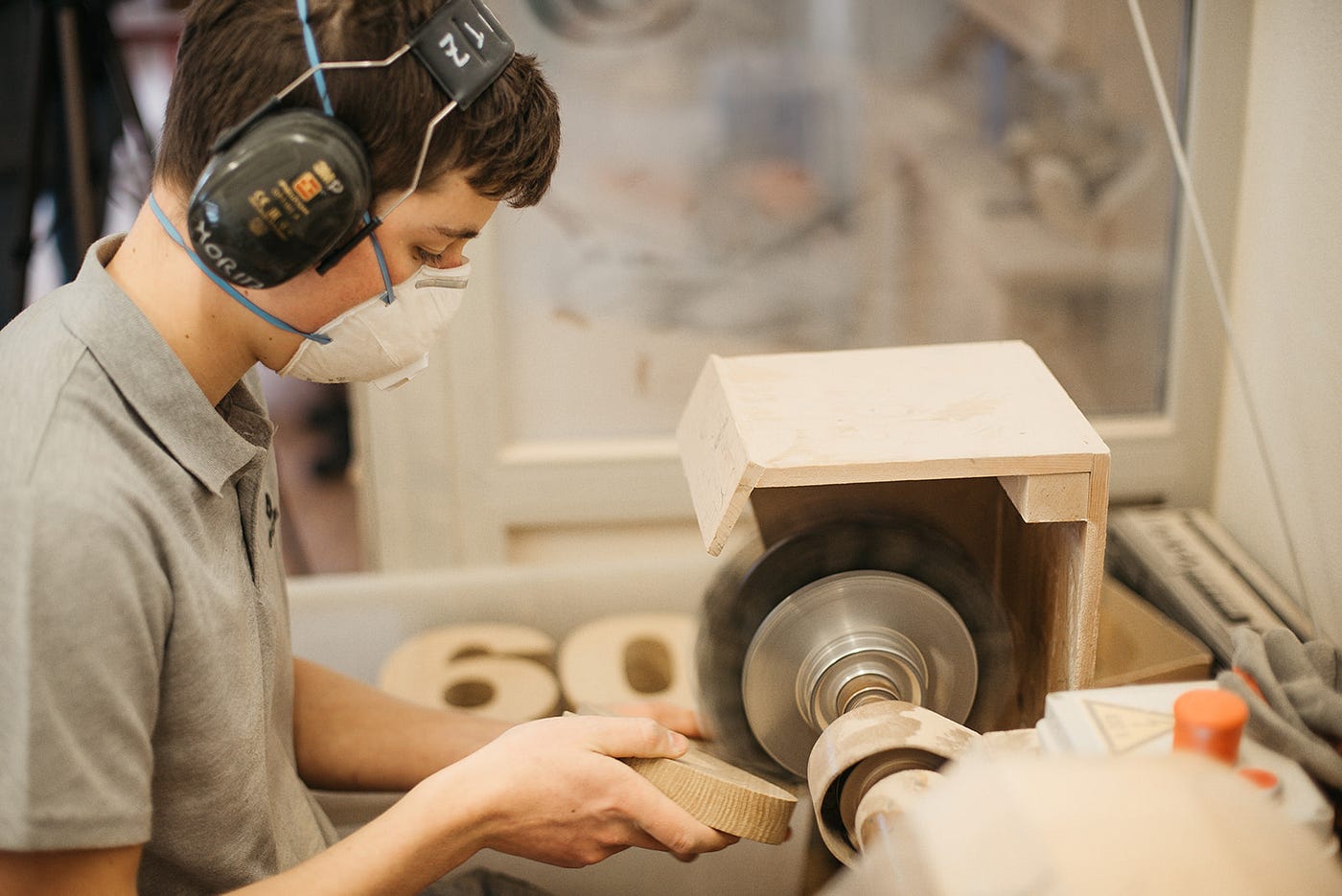 Ragazzo-lavora-creazioni-di-legno-Servizio-fotografico-aziendale-Alto-Adige-Patrizia-Corriero-The-Storycrafter