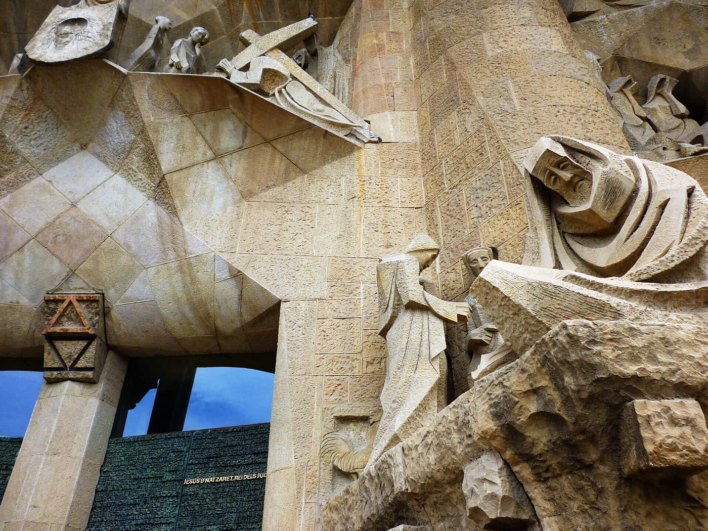 Templo Expiatório Da Sagrada Família Estilos Arquitetônicos Barcelona. Pluralismo cultural, planejamento… | by Bella Noce | Medium