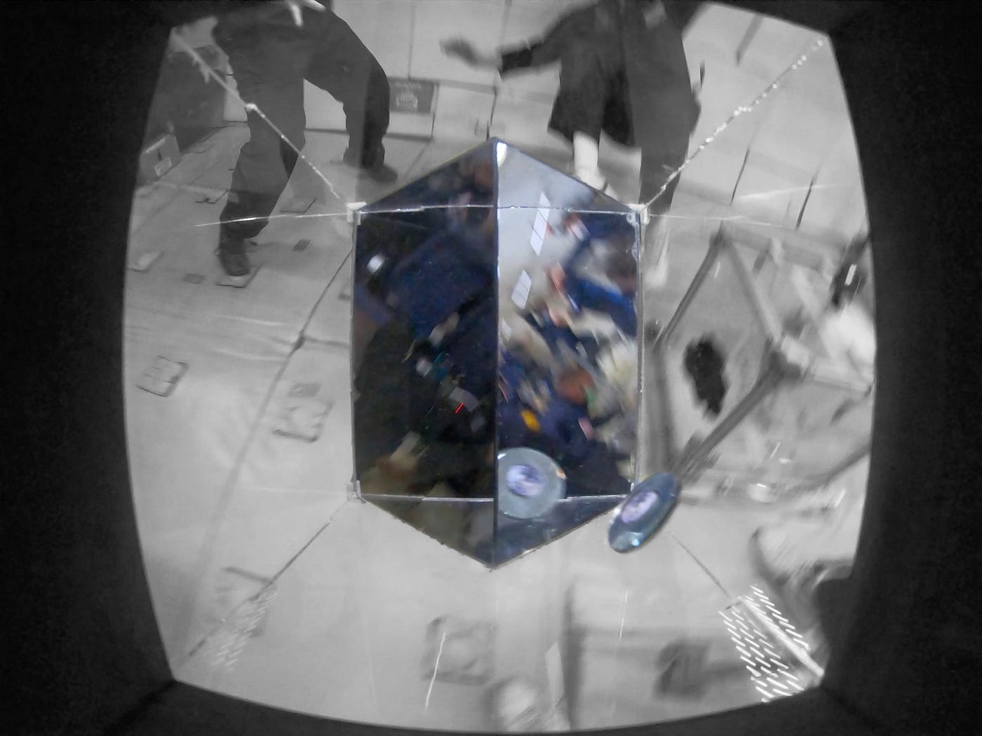 A Visual ZeroG Experience. An Optic experience of weightlessness by