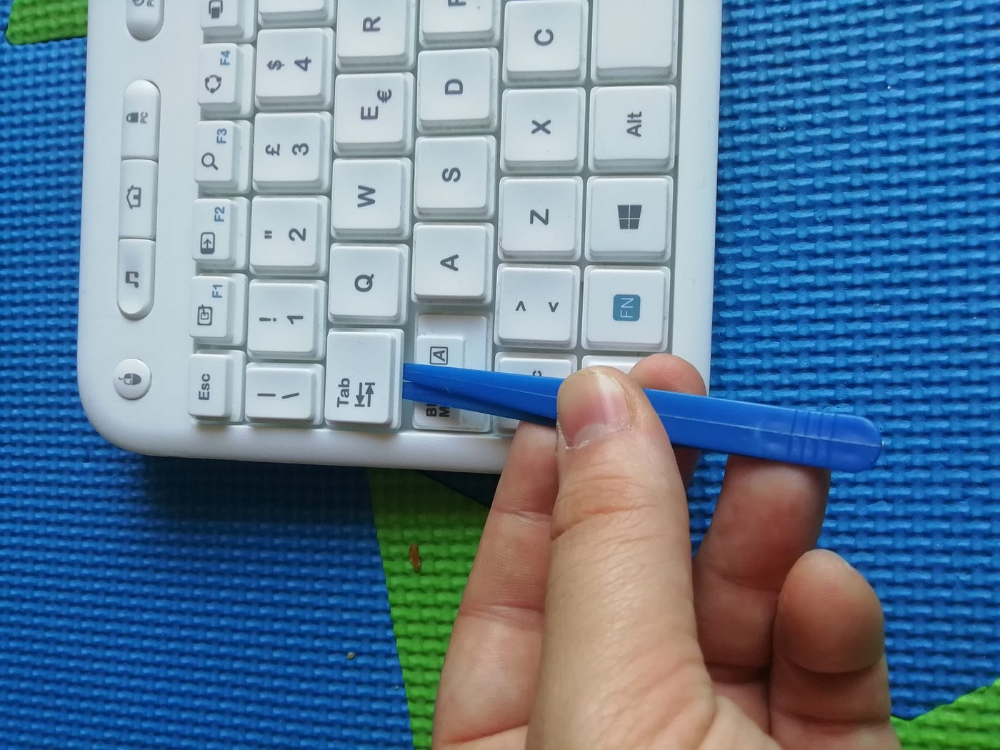 Clean the keys of Logitech k400r keyboard | by Nicola Landro | Medium