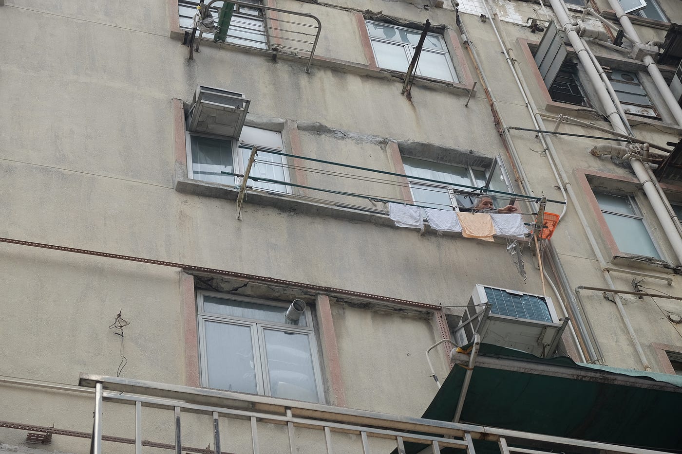 The buildings in Hong Kong have made the art of drying racks. by 王玉婷